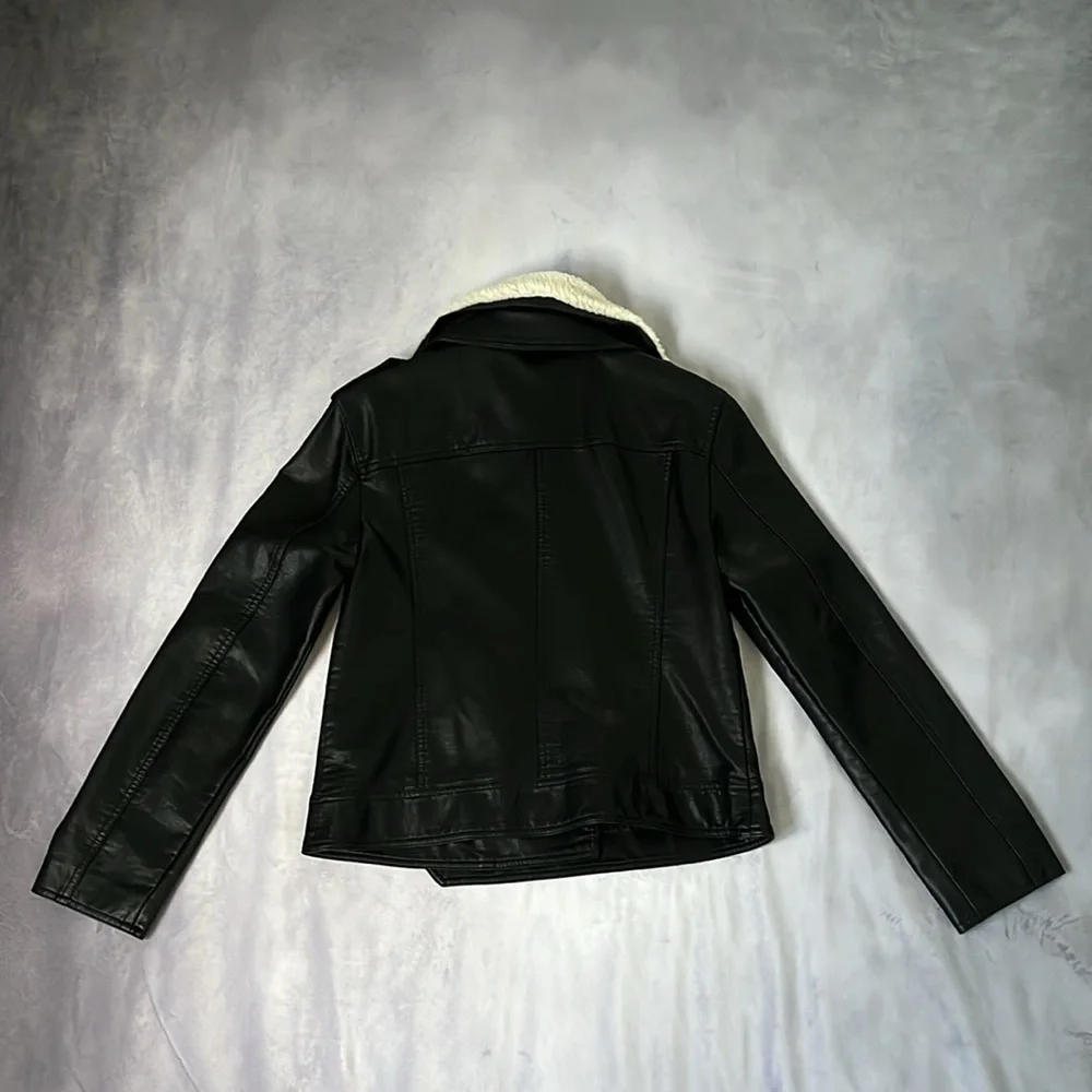 FOREVER 21 Woman’s outerwear leather jacket with removable faux fur collar - Picture 2 of 5